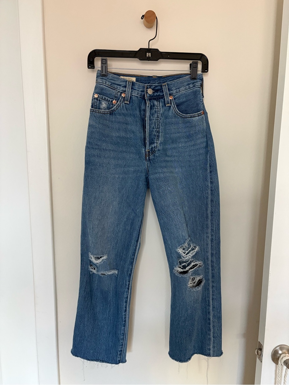 LEVI’S High-Rise Distressed Ankle Jeans
